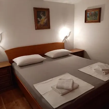 Apartament Raos *